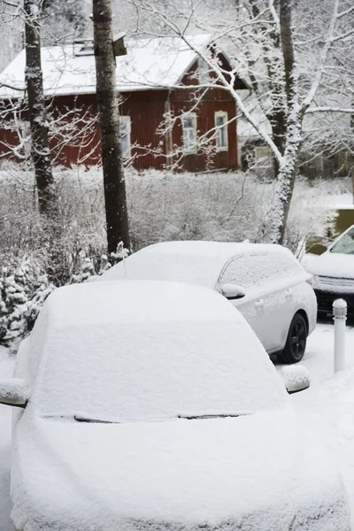 フィンランドの小さな町ペルニオでクリスマスを祝うために来た人々の雪に覆われた車 — ストック写真