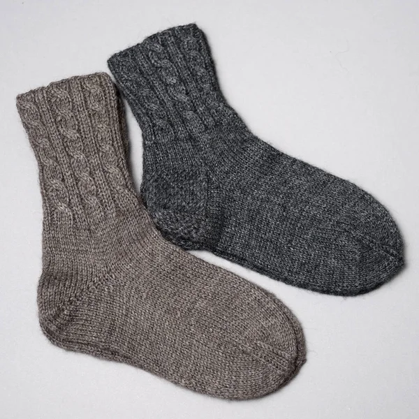 Dva Páry Vlněné Pletené Ponožky Šedém Pozadí — Stock fotografie
