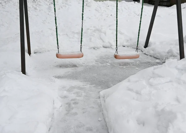 Balançoire Sur Aire Jeux Dans Cour Hiver Finlande — Photo