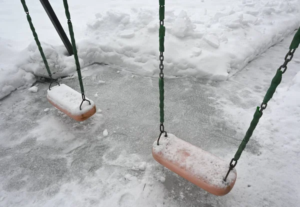 Huśtawka Placu Zabaw Ogrodzie Zimą Finlandii — Zdjęcie stockowe