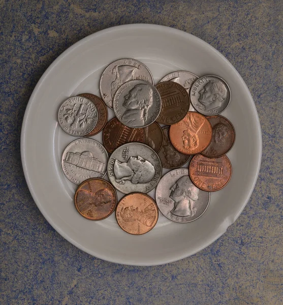 Pequeñas Monedas Americanas Platillo Porcelana Blanca —  Fotos de Stock