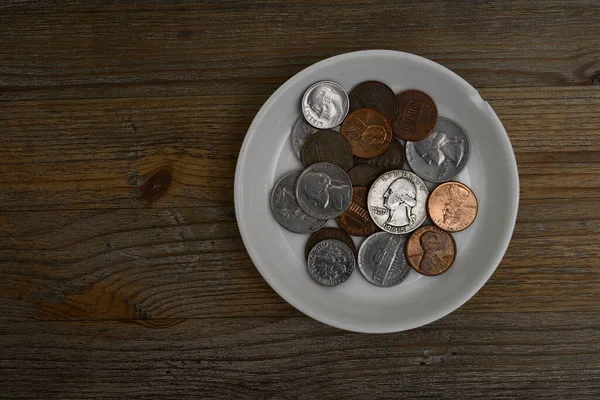 Pequenas Moedas Americanas Pires Porcelana Branca Uma Mesa Madeira — Fotografia de Stock