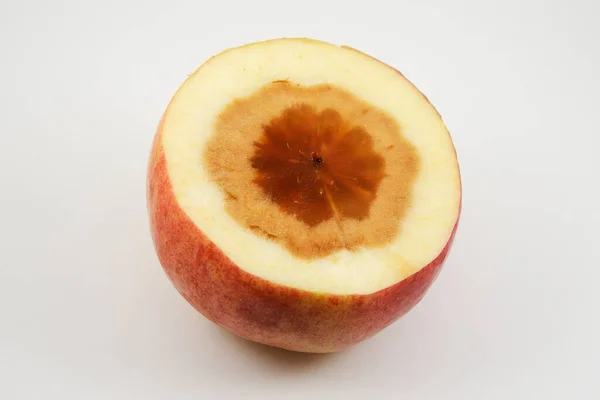 Jabłko Pokrojone Zgniłym Rdzeniem Neutralnym Tle — Zdjęcie stockowe