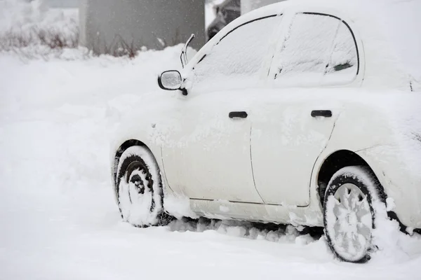 芬兰降雪后被雪覆盖的汽车 — 图库照片