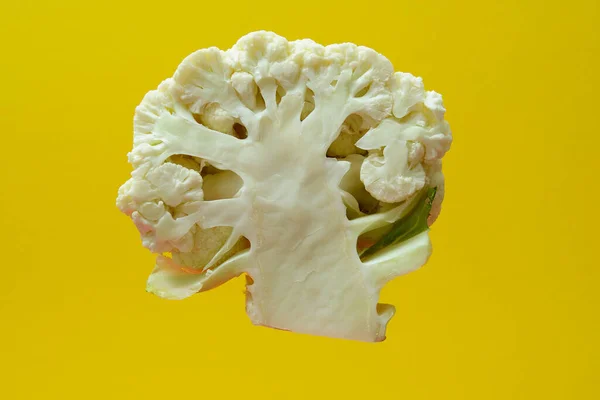 Section Head Cauliflower Yellow Background — Foto de Stock