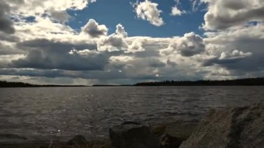 Finlandiya 'daki Tuusula Gölü üzerinde bulutların hareketi, zaman aşımı