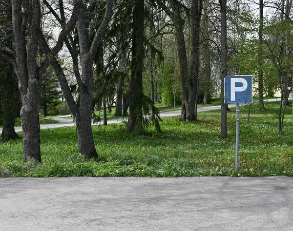표지판 근처의 주차장 — 스톡 사진