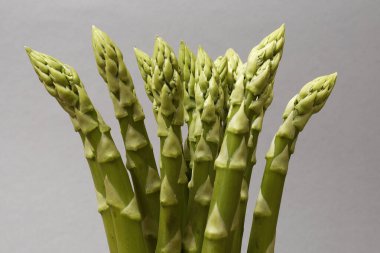 Tarafsız bir arkaplanda bir sürü kuşkonmaz.