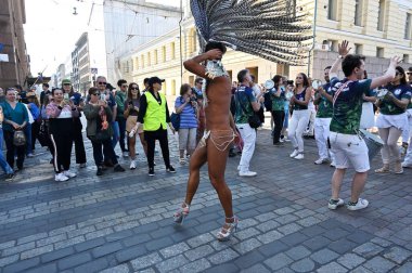 Helsinki, Finlandiya, 11 Haziran 2022: Geleneksel Helsinki Samba Karnavalı. Etkinlikte dans, müzik, atölyeler, performanslar ve Brezilya kültürü yer alıyor