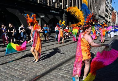 Helsinki, Finlandiya, 11 Haziran 2022: Geleneksel Helsinki Samba Karnavalı. Etkinlikte dans, müzik, atölyeler, performanslar ve Brezilya kültürü yer alıyor