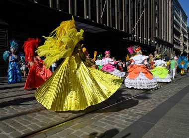 Helsinki, Finlandiya, 11 Haziran 2022: Geleneksel Helsinki Samba Karnavalı. Etkinlikte dans, müzik, atölyeler, performanslar ve Brezilya kültürü yer alıyor