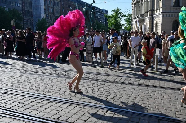 Helsinki, Finlandiya, 11 Haziran 2022: Geleneksel Helsinki Samba Karnavalı. Etkinlikte dans, müzik, atölyeler, performanslar ve Brezilya kültürü yer alıyor