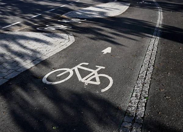 도시의 아스팔트에 자전거 표지판 — 스톡 사진
