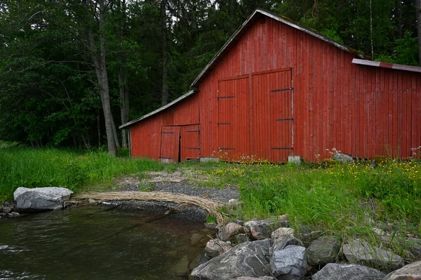 湖のそばにある伝統的な赤のフィンランド式ボートハウス — ストック写真