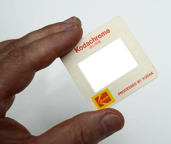 Slide Kodachrome Com Inscrição Processada Pela Kodak Mão Sobre Fundo — Fotografia de Stock