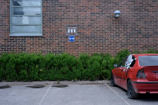 Polis Merkezinin Yakınındaki Otoparkta Kaza Yapmış Kırmızı Bir Araba — Stok fotoğraf