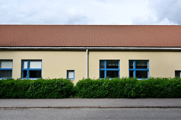 Elölnézetben Egy Épület Csempézett Tetővel Deadpan Fotózás — Stock Fotó