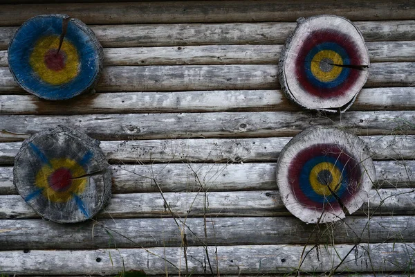 Kütük Duvardaki Okçuluk Için Tahta Yuvarlak Hedefler — Stok fotoğraf