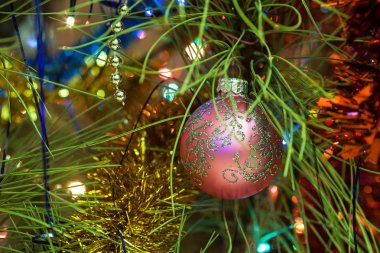 defocused ağacı üzerinde-güzel bir Noel top