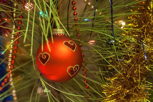 Schöne Weihnachtskugel am Baum - defokussiert — Stockfoto