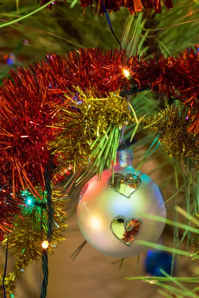 Piękny piłka Boże Narodzenie na drzewie - niewyraźne — Zdjęcie stockowe