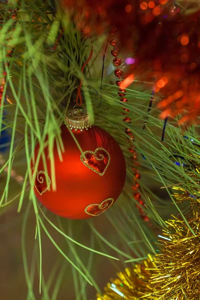 Defocused ağacı üzerinde-güzel bir Noel top — Stok fotoğraf