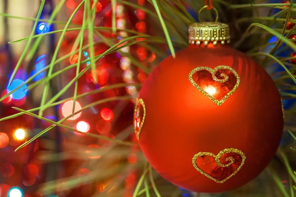 Defocused ağacı üzerinde-güzel bir Noel top — Stok fotoğraf