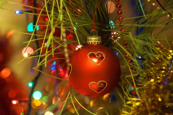 Defocused ağacı üzerinde-güzel bir Noel top — Stok fotoğraf