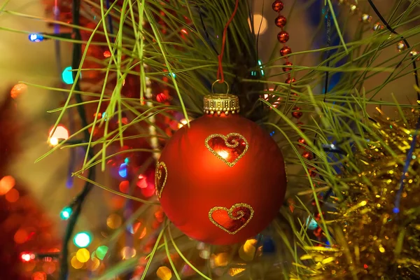 Hermosa bola de Navidad en el árbol - Desenfocado — Foto de Stock