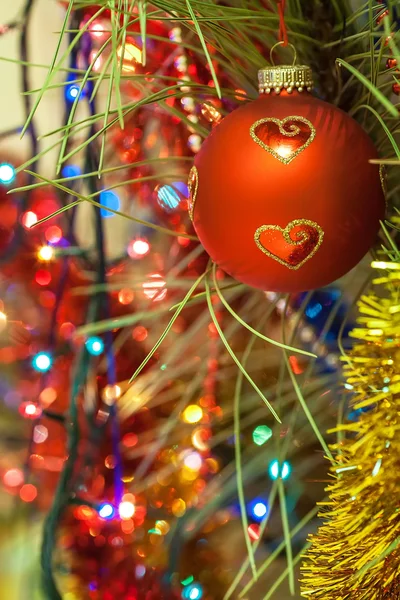 Schöne Weihnachtskugel am Baum - defokussiert — Stockfoto