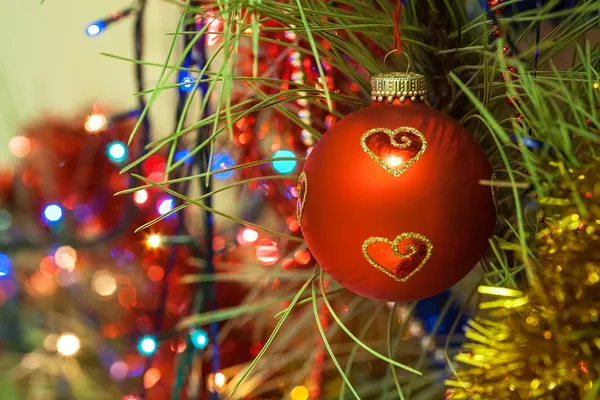 Hermosa bola de Navidad en el árbol - Desenfocado — Foto de Stock