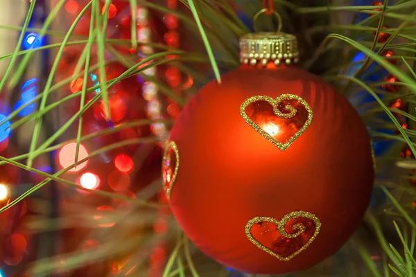 Hermosa bola de Navidad en el árbol - Desenfocado — Foto de Stock