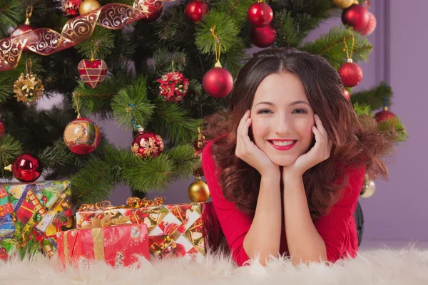 Ragazza vicino all'albero di Natale — Foto Stock