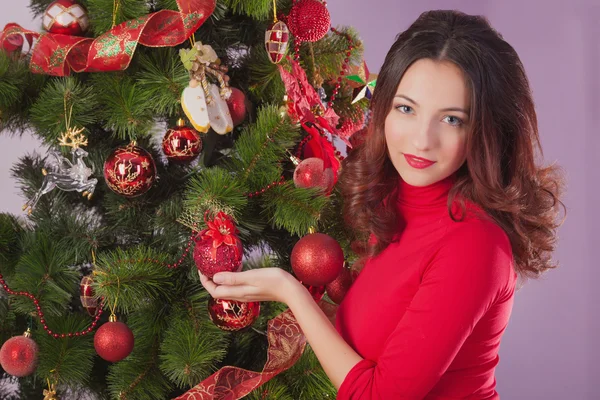 若い女の子はクリスマス ツリーを飾る — ストック写真