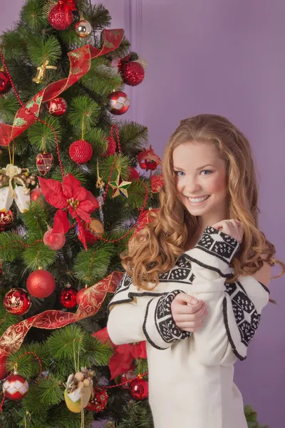 Jong meisje versiert de kerstboom — Stockfoto