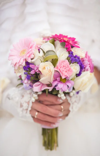 Wedding bouquet in hands of the bride — Stock Photo, Image