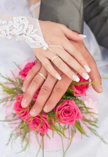 Las manos y los anillos es ramo de bodas — Foto de Stock