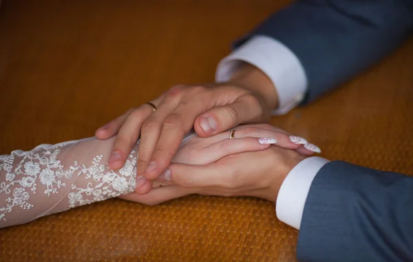 Mano del novio y la novia — Foto de Stock