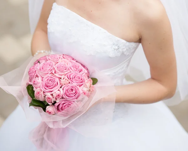 Wedding bouquet in hands of the bride — Stock Photo, Image