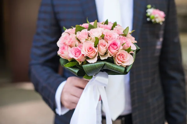 Damat bir buket tutuyor. — Stok fotoğraf