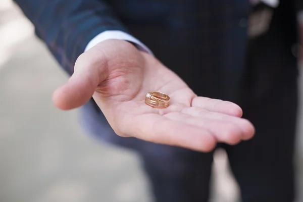 Los anillos de boda a la mano del novio — Foto de Stock