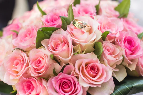 Wedding rings with bouquet — Stock Photo, Image