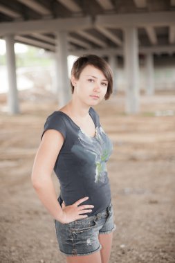 Sanayi sitesi içinde poz esmer