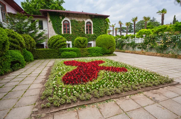 Ekologických budov fasáda a park. Krym — Stock fotografie