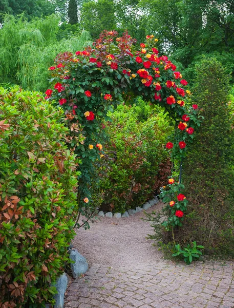 İngilizce ülke bahçesinde gül arch — Stok fotoğraf