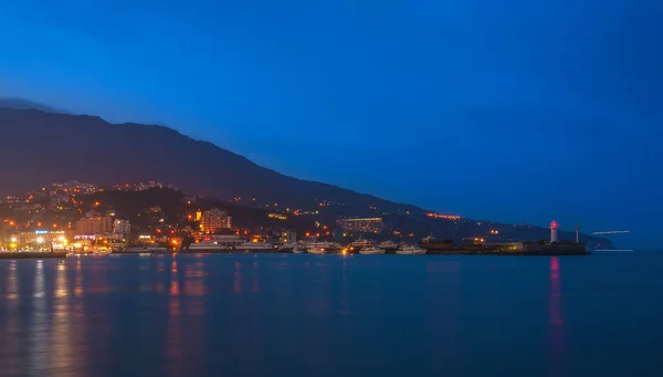 Éjszakai város tenger közelében. Ukrajna, Yalta — Stock Fotó