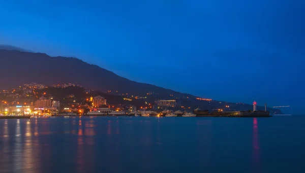 Gece şehir deniz kenarında. Ukrayna, yalta — Stok fotoğraf