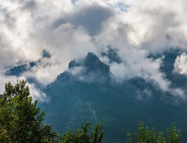 Nevoeiro na montanha — Fotografia de Stock
