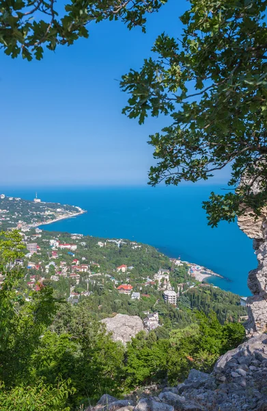 Baía azul perto da cidade de Simeiz, na Crimeia — Fotografia de Stock