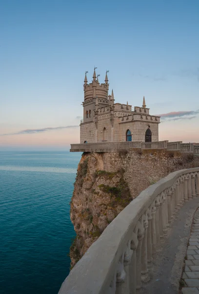 El conocido castillo Nido de golondrina cerca de Yalta — Foto de Stock